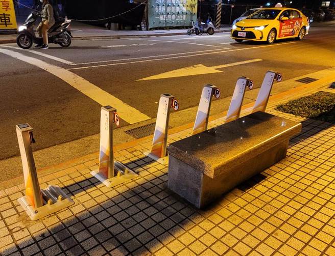 石牌站旁新设YouBike还车点挡水泥椅惹民怨。 (照片/游定刚 拍摄)