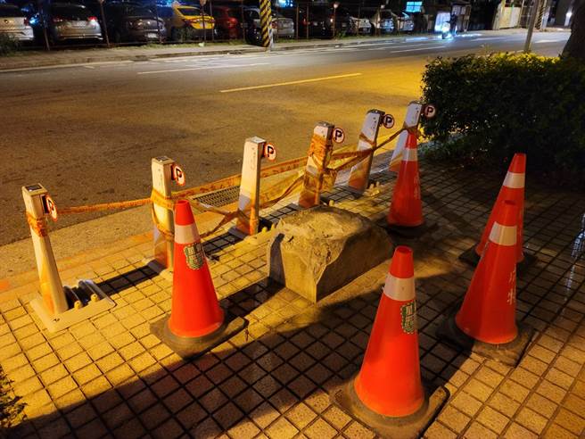 石牌站增设YouBike还车柱，一旁石椅近日进行拆除作业。(照片/游定刚 拍摄)