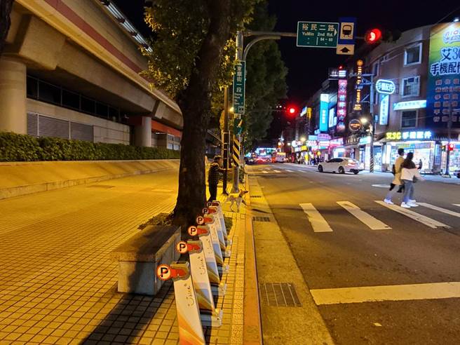 石牌捷运站旁，东华街一段与裕民二路交叉路口，增设YouBike还车柱，原石椅将近日拆除。(照片/游定刚 拍摄)