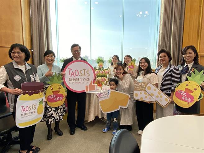 加拿大多倫多台商及僑界響應挺鳳農，20日捐贈5050公斤金鑽鳳梨給桃園市政府，將提供給桃姊妹經濟培力計畫者，製成鳳梨酥、鳳梨牛軋糖及鳳梨果醬等商品販售，協助弱勢婦女改善生活。（蔡依珍攝）