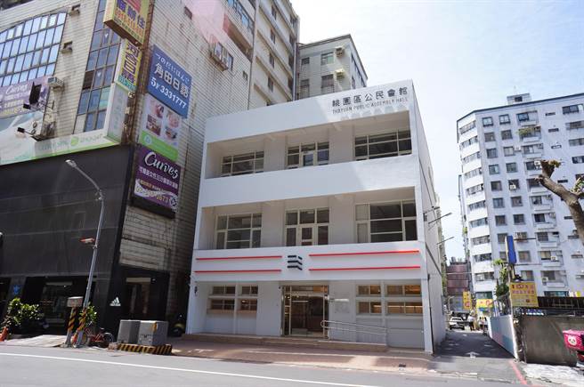 桃园区公民会馆外墙整修后洋溢文青风，未来将以「艺文便利店」为主题，加入选物贩售推广桃园在地名产，预计5月开幕带给市民全新体验。（蔡依珍摄）