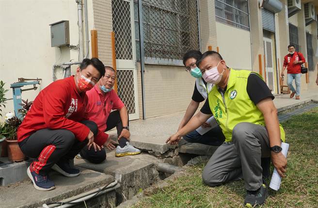 台灣基進立委陳柏惟（左1）、民進黨議員李天生（右起）、林德宇等20日指出，光正國小活動中心，有地層下陷、牆壁剝落等現象，雖專業技師鑑定結構沒問題，但政府應該正視地方需求，給予重蓋。（黃國峰攝）