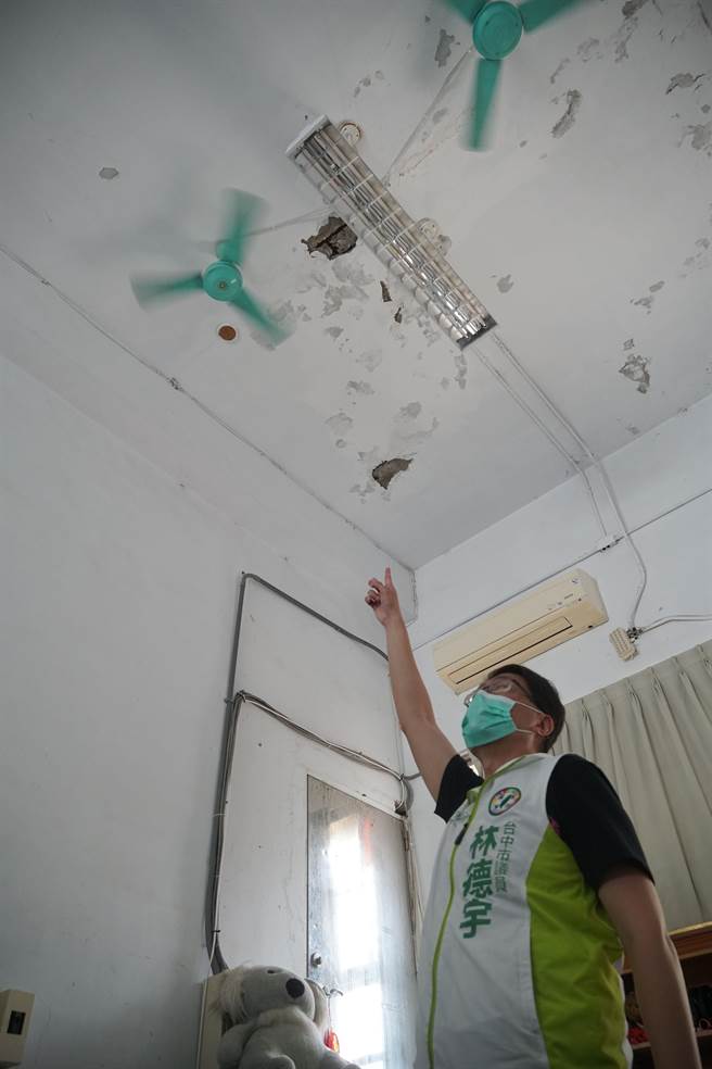 民進黨議員林德宇等20日指出，光正國小活動中心，有牆壁剝落等現象，政府應優先重視偏鄉學校的需求。（黃國峰攝）