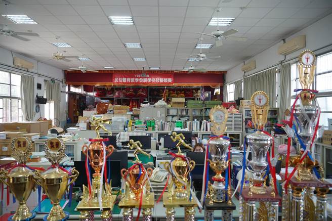 霧峰光正國小的活動中心，歷經921地震，目視有牆壁剝落、地層下陷現象，堪稱危樓，且沒使用執照，目前作為教職員辦公處所。（黃國峰攝）