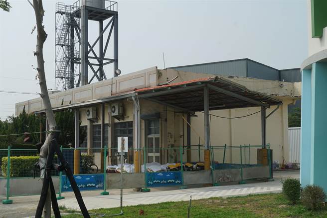 霧峰光正國小的活動中心，已使用40多年，歷經921地震，目視有牆壁剝落、地層下陷現象，堪稱危樓。（黃國峰攝）