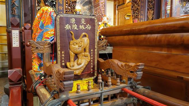 「茄苳入石柳」虎爺藝術浮雕。(中西區公所提供／曹婷婷台南傳真)