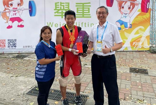 玉井工商杨伟达（中）破全中运举重纪录，校长陈培德（右）颁发奖金。（玉井工商提供／刘秀芬台南传真）
