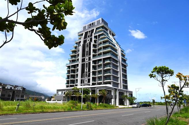 兰阳乌石港海景酒店以蓝色大海形塑饭店品牌，邻近龟山岛。（兰阳乌石港海景酒店提供）