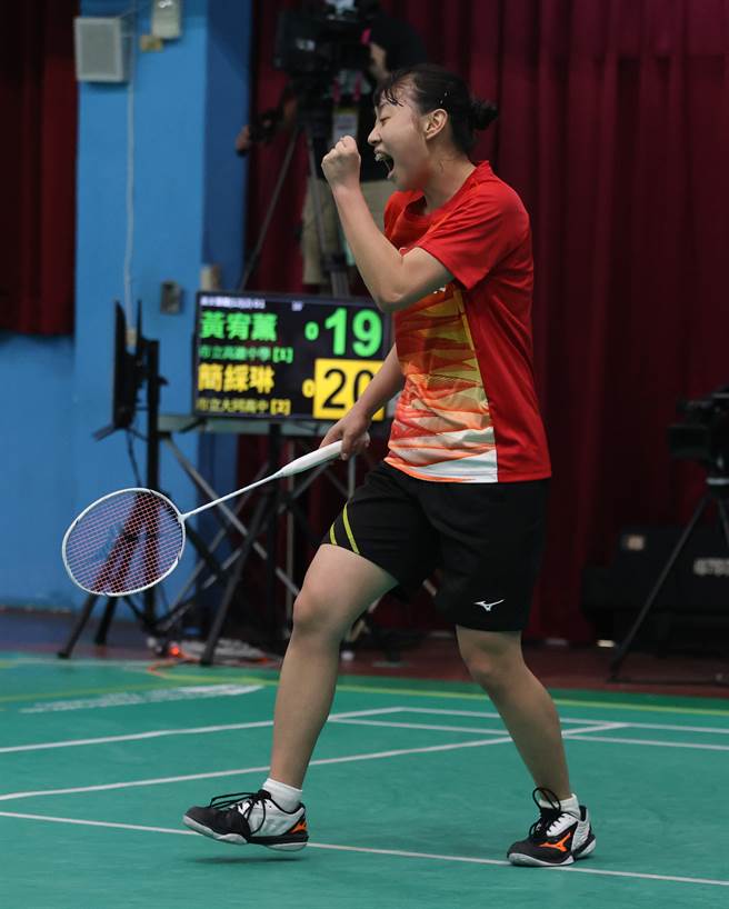 简彩琳在2021云林全中运高女组羽球女团赛金牌战，为北市大同高中拿下听牌的胜利。（运促会提供）