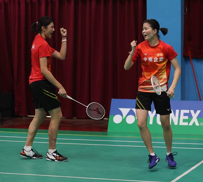 高女团金牌北市大同宋佑媗（左）和林若珩。（运促会提供）