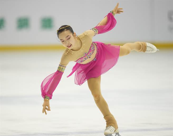 花式滑冰女将丁子涵今年才升上成年组，就在2021年全国花式滑冰菁英赛暨俱乐部联赛夺冠。（中华民国花式滑冰协会提供）