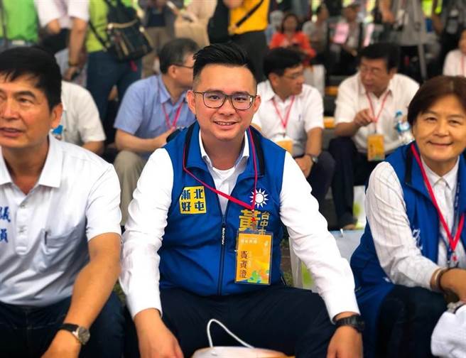 在台湾生育率全球最低的今天，台中市议员黄健豪（中）向脸书朋友报喜，「我即将当爸爸了！」（资料照，图/翻摄自黄健豪脸书）