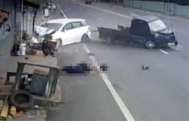 货车与休旅车对撞，司机飞弹出车外倒地不起，前座刚满月的女婴不治。（翻摄自监视器）