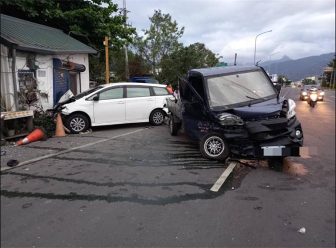货车与休旅车对撞，司机飞弹出车外倒地不起，前座刚满月的女婴不治。（翻摄画面）