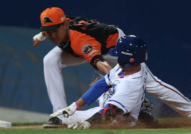 富邦悍將李宗賢敲出安打，但在三壘前出局。（鄭任南攝）