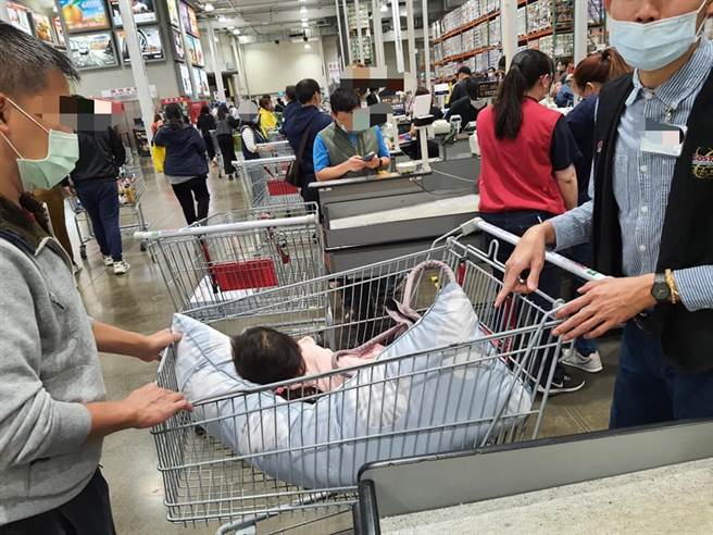 原PO也说，要结时帐卖场人员看到女儿睡得香甜，提供贴心的服务，让他们不必将抱枕拿起，只为了不吵醒正睡得香甜的女儿。(图取自Costco好市多 商品经验老实说)