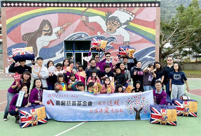 嘉磐慈善基金会推动公益课辅平台，为学童课业点亮一盏明灯，爱心尾牙化为奖学金到实际物资的配送，全台各地送暖。（卢金足摄）