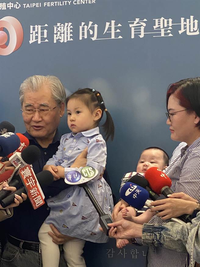 前行政院院长毛治国退休后「喜得孙」，升格当爷爷后，抱孙子女当锻炼臂力，开启丰富的第二人生。(洪凯音摄影)