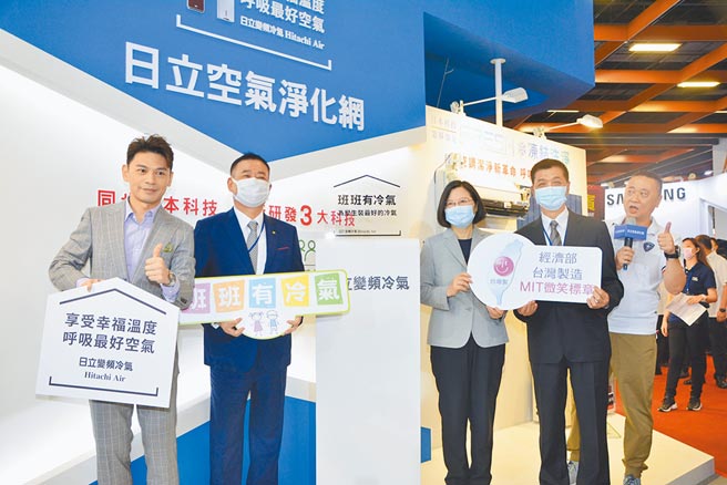 日立冷氣力挺政府國中小學「班班有冷氣」政策，蔡英文總統（右二）及中華民國電器公會廖全平理事長（左二）蒞臨展場與大家呼吸最好空氣。