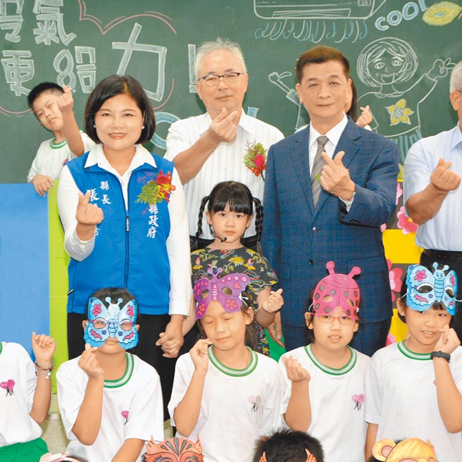 雲林國中小學裝設最好的日立冷氣，雲林縣長張麗善（左一）大讚讓學子有更好的學習環境。