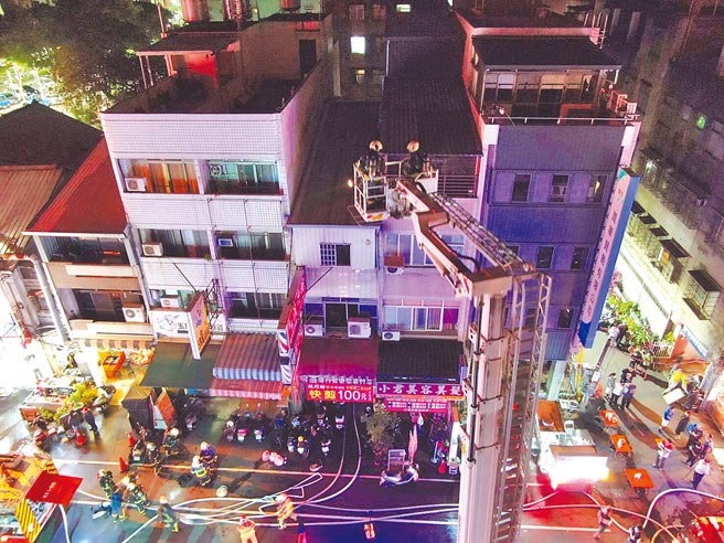 台中市中華路民宅深夜失火，3童喪身火窟。圖為救災人員架起雲梯搶救。（台中市消防局提供／陳淑芬台中傳真）