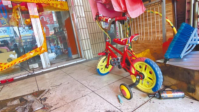 易姓小兄妹命丧火窟，阿公昨指着火场前的儿童脚踏车难过说：「我2个孙子都很喜欢骑这辆」。（陈淑芬摄）