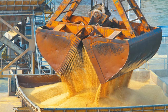 大陸國家發改委強調目前大宗商品價格不具備長期上漲基礎，並預計今年CPI（消費者物價指數）的年增率總體呈溫和上漲。圖為一批從澳大利亞進口的啤酒大麥在中國華糧物流集團南通糧油接運有限公司碼頭卸運。（新華社）