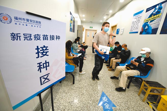 《人民日报》称，大陆启动新冠疫苗接种数据「日报」制度，既是一张「进度表」，也是发布一道「动员令」。图为19日首批32名台胞在福州市晋安区医院自愿接种疫苗。（中新社）