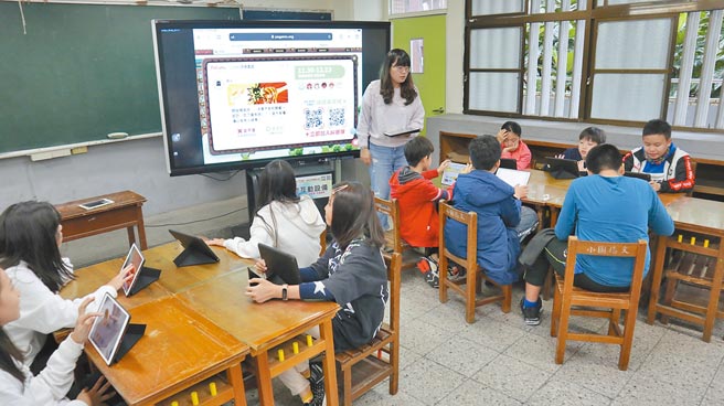 圓展科技19日捐贈161台觸控式螢幕，新北市智慧教室將達615間。（新北市教育局提供／許哲瑗新北傳真）