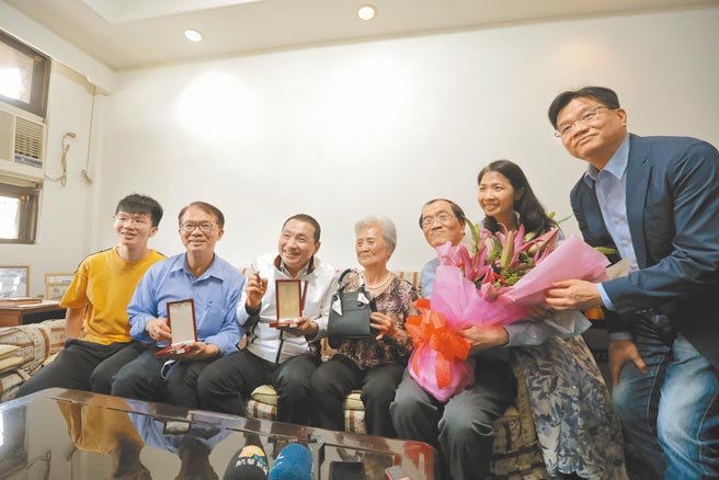 陈吴玉凤（中）荣获三重区模范母亲，新北市长侯友宜（左三）19日前往祝贺，并一同合照。（戴上容摄）