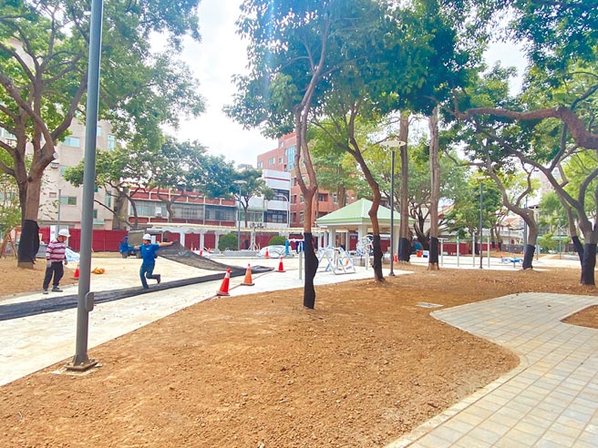 新竹市政府去年启动「进击的公园2.0」计画，斥资1600万元翻修「兴南公园」，全新的公园将在今年6月底亮相启用。（陈育贤摄）