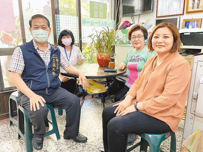 台中市府新任劳工局长张大春（左一），19日专程拜访市议员邱素贞（右二），就劳工相关业务进行说明与沟通，并争取支持。（陈世宗摄）