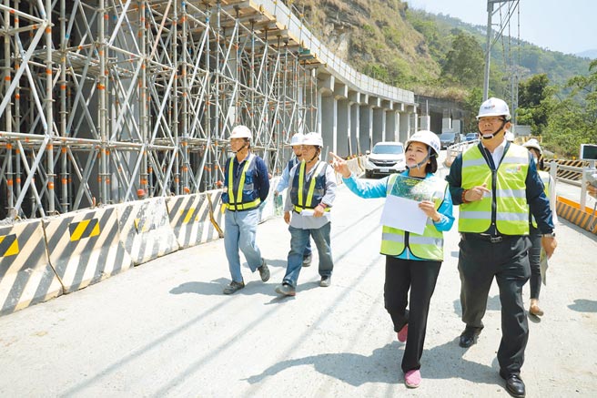 中断20多年的县道149甲线，修復工程已进入尾声，预计今年6月竣工，云林县长张丽善（右二）多次视察，县府工务处长汪令尧（右一前）陪同。（云林县政府提供／周丽兰云林传真）