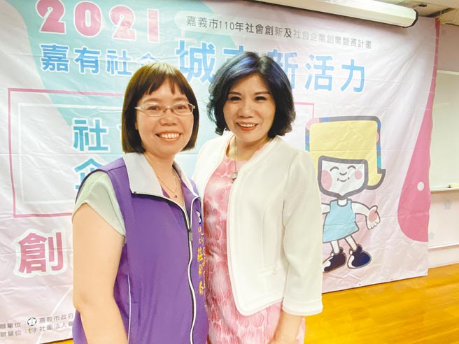 荣获今年全国绩优社工表扬的市府社会处科长庄彩鸯（左）、业师黄采燕鼓励想创业者善用资源，培养创业能力。（廖素慧摄）