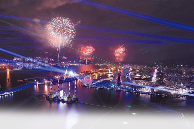 国庆烟火睽违20年，今年将重返高雄。图为2021跨百光年大港百年烟火。（高巿府提供／曹明正高雄传真）