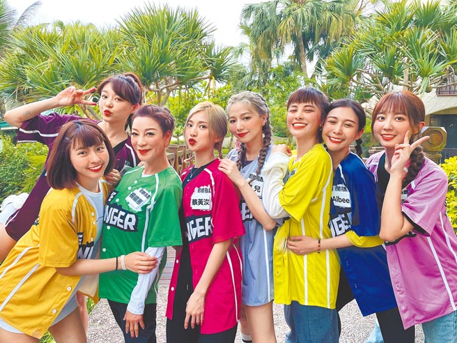 Albee（右二）近日与洪诗（右起）、宇珊、宝儿、豆花妹、杨绣惠、Yuri、峮峮一起录《飢饿游戏》。（资料照片）