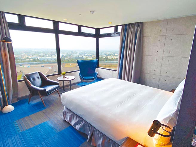 「麗寶賽車主題旅店」5月1日正式開幕，T12套房中坐擁270度環景視野，躺在床上就能看賽車。（麗寶賽車主題旅店提供）