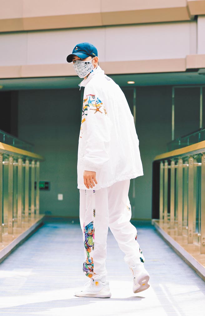 蕭敬騰身著Versace 2021春夏服裝現身機場。（Versace提供）