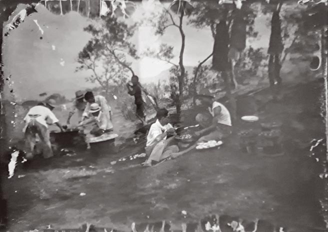 1934年前後，李梅樹啟用相機作為繪畫的輔助工具，常與姪子劉山田一起拍照後，自行沖洗乾版底片。40年代的畫作「星期日」與這張家族出遊的留影有幾分神似。（李梅樹紀念館提供）