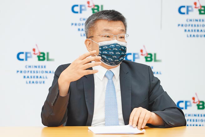 中職會長蔡其昌昨在領隊會議後說明會中決議事項。（中職提供）