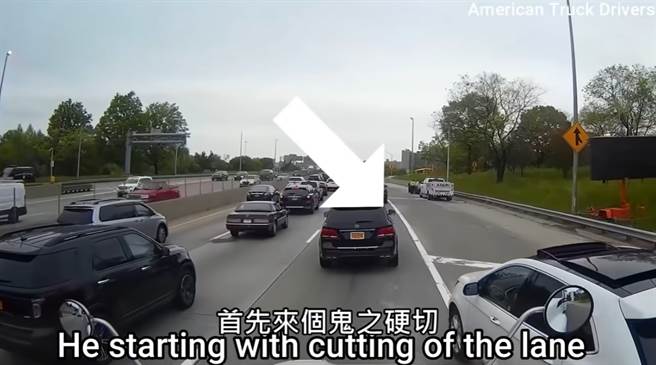 一輛白色福特鬼之切入，嚇得聯結車按喇叭提醒。(圖／影片截圖)