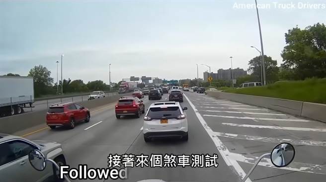 遭按喇叭的福特駕駛惱羞成怒，開始一連串的急煞逼車行為。(圖／影片截圖)