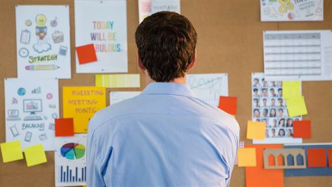 現今公告幾乎都是電腦打印，幾乎沒人用手寫。(示意圖／shutterstock)