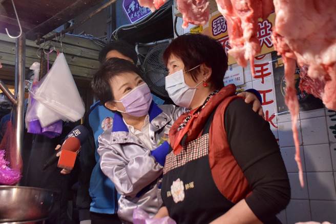 台中市長盧秀燕曾到第二公有零售市場，為攤商大力推銷市場各項新鮮水產、蔬果、肉品。（盧金足攝）	