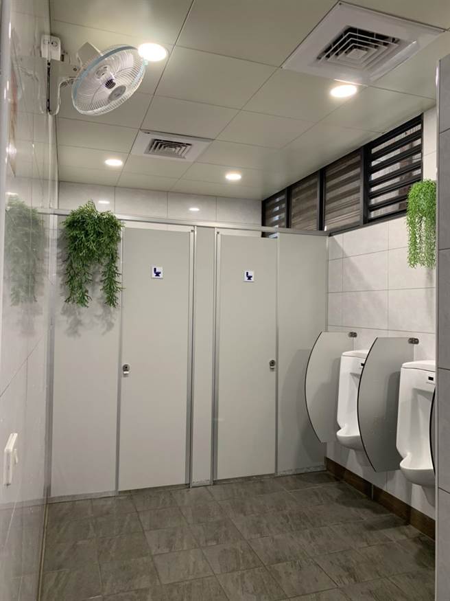 台中市豐原市場公廁整修後，乾淨美觀又實用，美化菜市場公廁，民眾按讚。（盧金足攝）