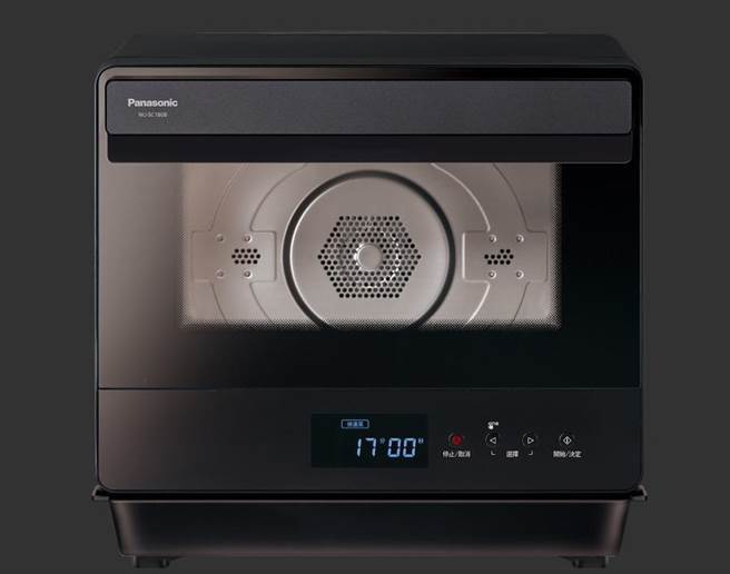 Panasonic蒸氣烘烤爐NU-SC180B，5月31日前加碼送500元7-11商品卡、8月17日前買就送G&amp;W日式10件餐具組。（Panasonic提供）