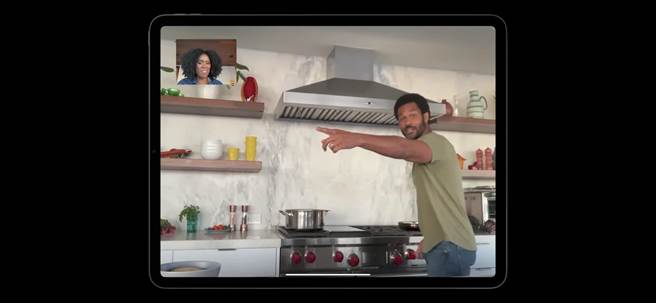 苹果全新的iPad Pro加入了「人物居中」功能，当在视讯通话时人物若有移动，相机即会自动随人物移动。（翻摄直播画面）