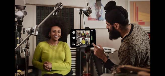 苹果全新的iPad Pro因着M1晶片的加入，搭配1200万像素的广角、1000万像素的超广角主相机，以及5G、Wi-Fi 6的配合下，内容创作者更能随心所欲进行创作。（翻摄直播画面）