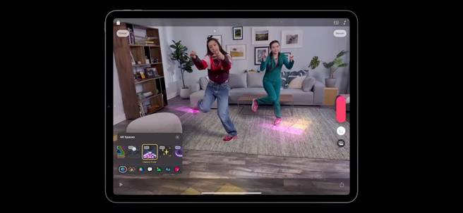 苹果全新的iPad Pro搭载光学雷达扫描仪，以建立所在空间的深度测绘图，可让使用者感受更佳的AR应用体验。（翻摄直播画面）