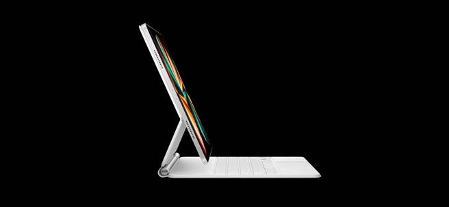 苹果全新的iPad Pro推出了全新白色机身设计。（翻摄直播画面）